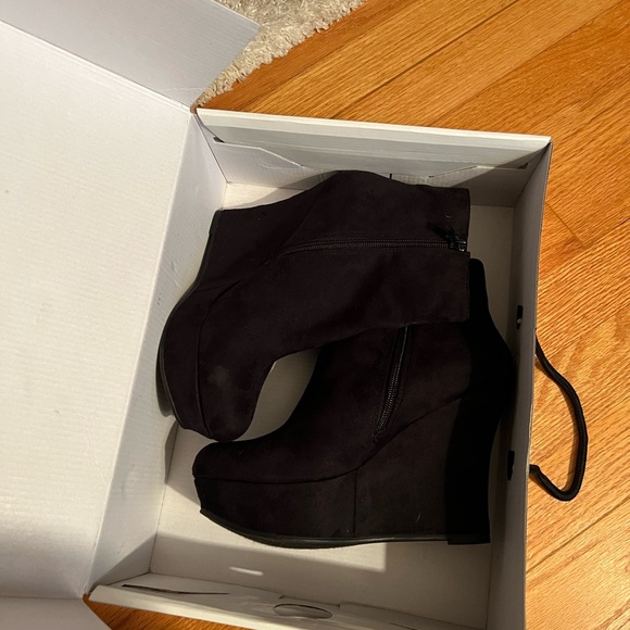 Nine West black suede platform side zip bootie. - Picture 3 of 4